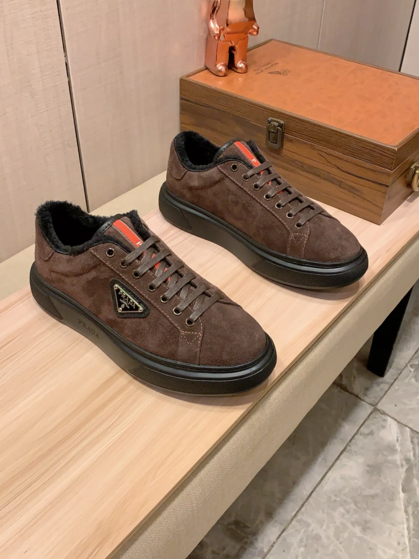 Warm new model: Factory price: 460💰💰🎩🎩[Lightning][Lightning] "Prada Men's Shoes💰pRADA*" The latest and most popular casual shoes, top brand [seduce] luxury~purchase, top~quality. [Strong] The upper is made of imported breathable anti-wear material ➕ Breathable simulated fur feet (•) with fine workmanship. The original stylish and stylish soft rubber wear-resistant and non-slip outsole is light and comfortable on the feet. The real thing looks better when photographed in person. 0186: code: 38-44, 4️⃣ colors selected